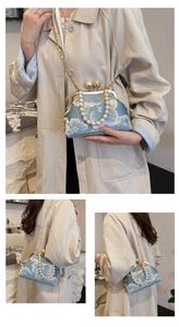 Vue détaillée du sac bleu clair à fermoir baiser avec broderie florale et anse perle
