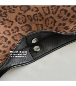Dettaglio della chiusura magnetica sulla borsa tote vintage con stampa leopardata