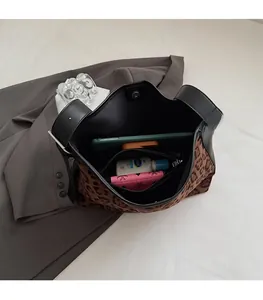 Vista interna della borsa tote leopardata con ampio spazio interno e chiusura magnetica