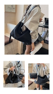 Dettaglio della borsa tote nera grande con astuccio e tracolla regolabile