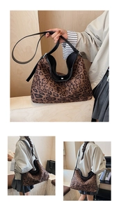 Dettaglio della grande borsa hobo leopardata con tracolla in pelle nera di alta qualità