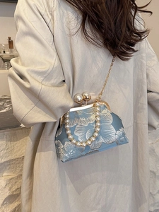 Sac de soirée brodé bleu clair avec grande poignée en perles et bandoulière dorée
