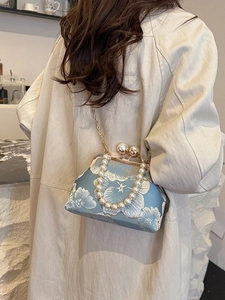 Sac à main brodé chinois bleu clair avec poignée en perles et fermoir floral
