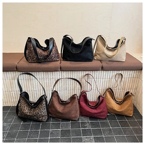 Collezione di grandi borse tote in camoscio leopardato e tinta unita in sette colori