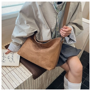 Dettaglio borsa hobo in finta pelle scamosciata marrone con tracolla regolabile