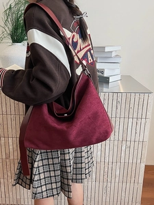 Grande borsa tote bordeaux in finto scamosciato con consistenza morbida da spalla