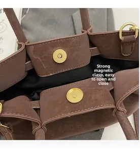 Détail du sac à main en cuir marron vintage avec fermeture à boucle magnétique dorée