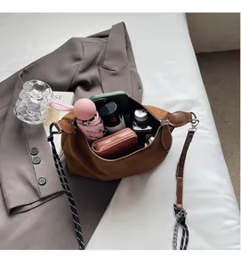 Dettaglio interno di una borsa hobo in pelle scamosciata marrone con ampio spazio