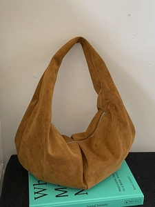 Brown suede dumpling tote bag with large capacity and minimalist hobo shoulder style