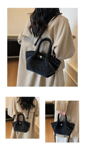 Collage d'un sac seau en daim noir montrant les styles porté croisé, épaule et à la main