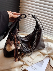 Borsa sottobraccio retrò in pelle lucida con doppie catene e ciondoli a orsetto