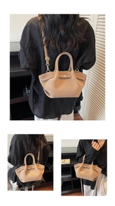Vue détaillée des plis pliables et ferrures dorées sur un sac seau en daim beige