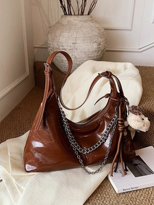 Borsa sottobraccio retrò marrone caramello in pelle oleata con catena in metallo e ciondolo