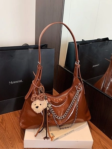 Borsa sottobraccio vintage in vernice marrone con catena argento e ciondolo orsetto