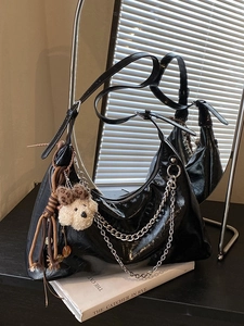 Borsa a mezzaluna retrò in pelle verniciata nera con catene d'argento e charm