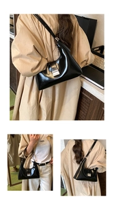 Detail van een zwarte glanzende Hobo tas met een stijlvolle zilveren metalen gesp