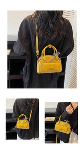 Détail du mini sac bowling jaune avec poche à nœud et ruban à carreaux décoratif