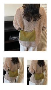 Borsa hobo verde oliva opaca abbinata a un maglione di maglia per un look casual unico