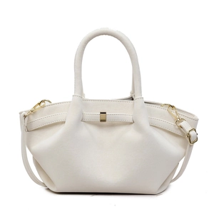 Sac à main plissé blanc crème élégant avec détails dorés et bandoulière réglable