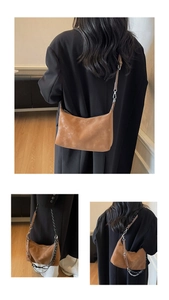 Dettaglio della borsa hobo marrone vintage con tracolla e catena decorativa