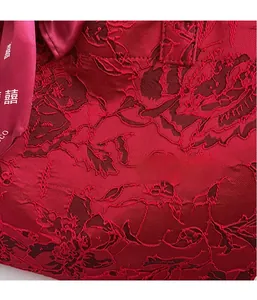 Makroaufnahme von rotem Jacquard-Stoff mit festlichem Brautschleifen-Detail