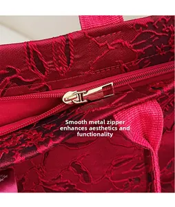 Detail des glatten Metall-Reißverschlusses auf rotem Jacquard-Stoff einer Totebag im China-Stil