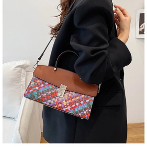 Détail du sac à main tissé multicolore avec rabat marron et fermoir argenté brillant