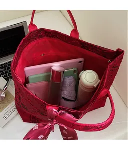 Makroaufnahme der roten Stickerei-Tote-Bag mit großem Fassungsvermögen und Innenraum