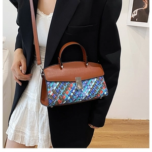 Détail du sac à main tissé géométrique avec rabat en cuir et boucle en métal argent