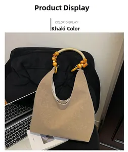 Détail du sac cabas kaki vintage en similicuir avec poignée unique en perles de bois