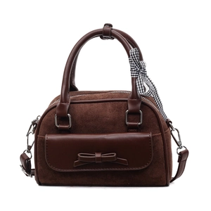 Bolso marrón de ante sintético con detalle de lazo y cinta de cuadros en las asas superiores