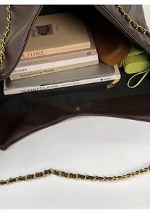 Vue intérieure du grand sac cabas marron montrant sa capacité pour livres et parapluie