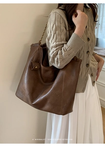 Grand cabas en cuir marron vintage avec bandoulière en chaîne métallique et logo