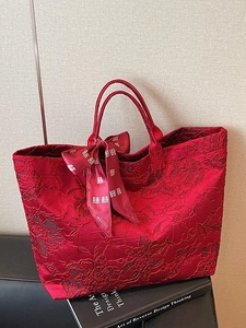 Rote Tote-Bag aus floraler Spitze mit Stickerei und Seidenschal für Hochzeiten und Feste
