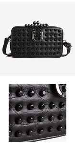 Détail du sac bandoulière punk noir en cuir avec rivets métalliques et pointes