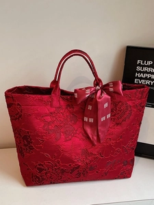 Elegante rote chinesische Hochzeitstasche mit Spitzenstickerei und festlicher Schleife