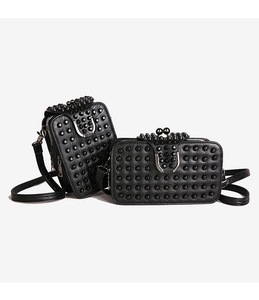 Détail de sacs à bandoulière rivetés noirs avec boucles métalliques en U argentées