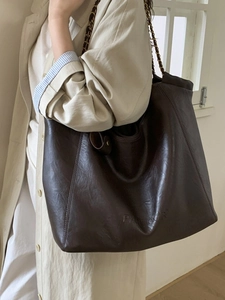 Sac fourre-tout minimaliste en cuir marron café avec bandoulière chaîne métal