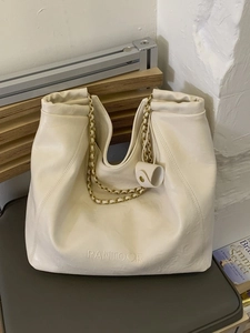 Sac fourre-tout en cuir blanc crème avec chaîne dorée au style hobo minimaliste