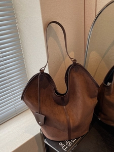 Vintage Large Capacity Retro Tote Bag For Women PU Leather Frosted Texture Shoulder Bag Commuter Bucket Bag With Patchwork