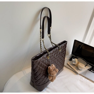 Détails du sac cabas matelassé marron avec bandoulière chaîne et porte-clés ours