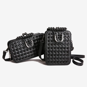 Sac Seau en Cuir PU Punk pour Femmes Matelassé avec Rivets Sac Bandoulière Avec Boucle en Métal Argenté Sac Style Rock Tendance