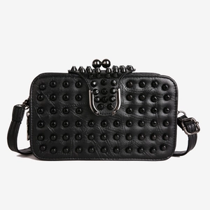 Sac bandoulière noir tendance à rivets avec texture litchi et fermoir métallique chic