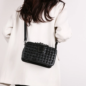 Sac bandoulière noir tendance avec rivets métalliques et bandoulière réglable