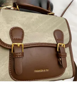 Vue détaillée du sac à dos vintage avec lanières en cuir marron et boucles en métal