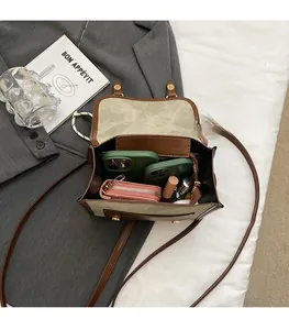 Détail du sac bandoulière rétro montrant l'intérieur spacieux et la grande capacité