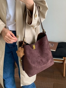 Retro large capacity frosted bucket bag in burgundy with gold lock and plush bear charm