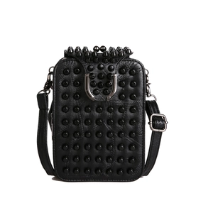 Petit sac bandoulière noir avec rivets et boucle en U en vue de variante produit