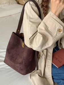 Retro brown large capacity bucket shoulder bag in frosted leather for minimalist commuting