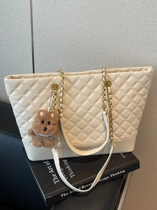 Sac Cabas Matelassé pour Femmes Grande Capacité en Cuir PU Chaîne Sac à Main Avec Pendentif Ours en Peluche Mode de Rue